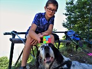 48 Ricky gioca al cubo di Rubik con Nina